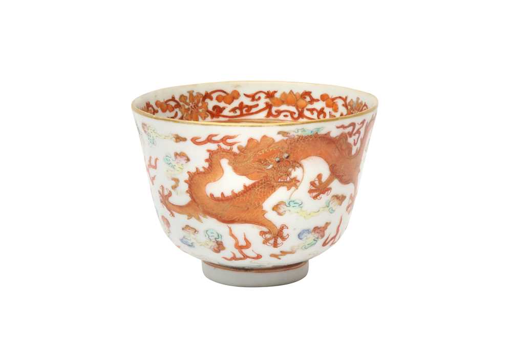 Lot 152 - A CHINESE FAMILLE-ROSE 'DRAGON' CUP