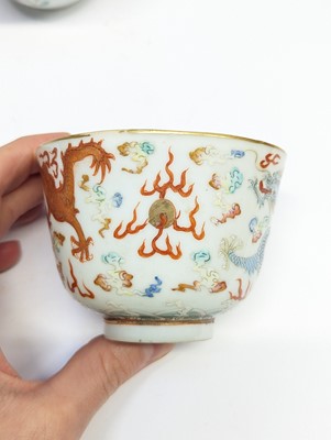 Lot 152 - A CHINESE FAMILLE-ROSE 'DRAGON' CUP