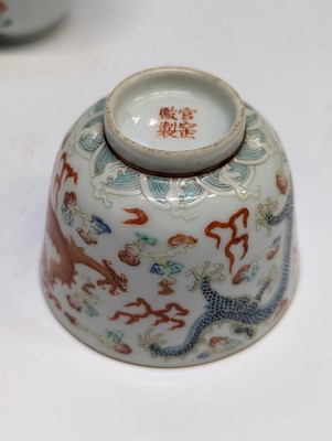 Lot 152 - A CHINESE FAMILLE-ROSE 'DRAGON' CUP
