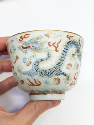 Lot 152 - A CHINESE FAMILLE-ROSE 'DRAGON' CUP