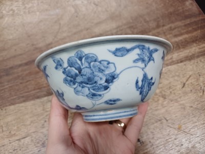 Lot 624 - A CHINESE BLUE AND WHITE 'PEONIES' BOWL