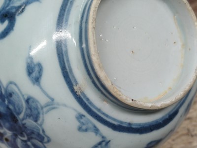 Lot 624 - A CHINESE BLUE AND WHITE 'PEONIES' BOWL