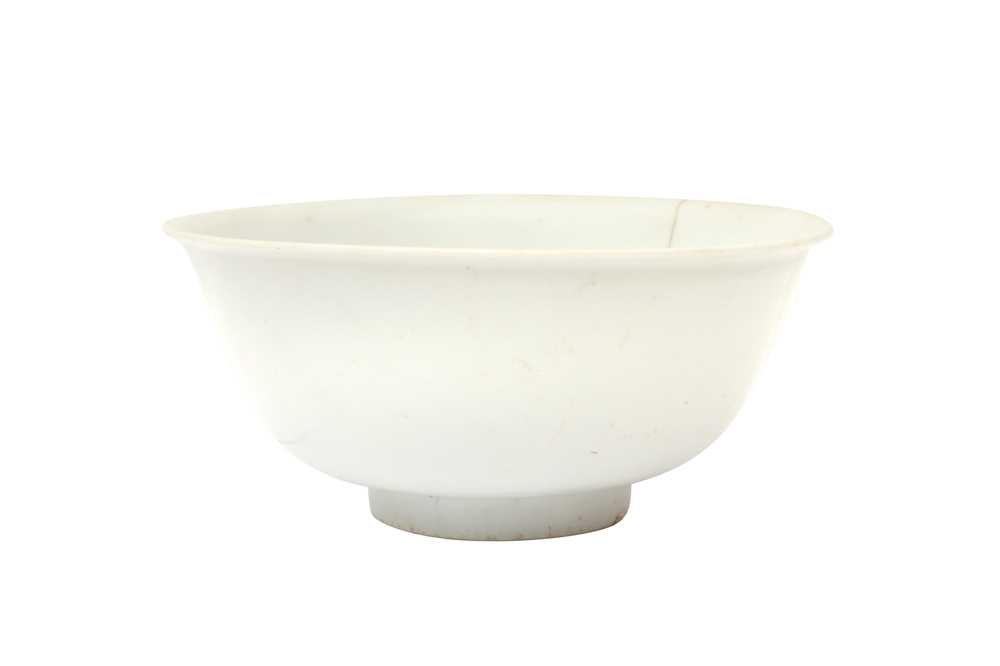 Lot 832 - A CHINESE MONOCHROME WHITE-GLAZED BOWL