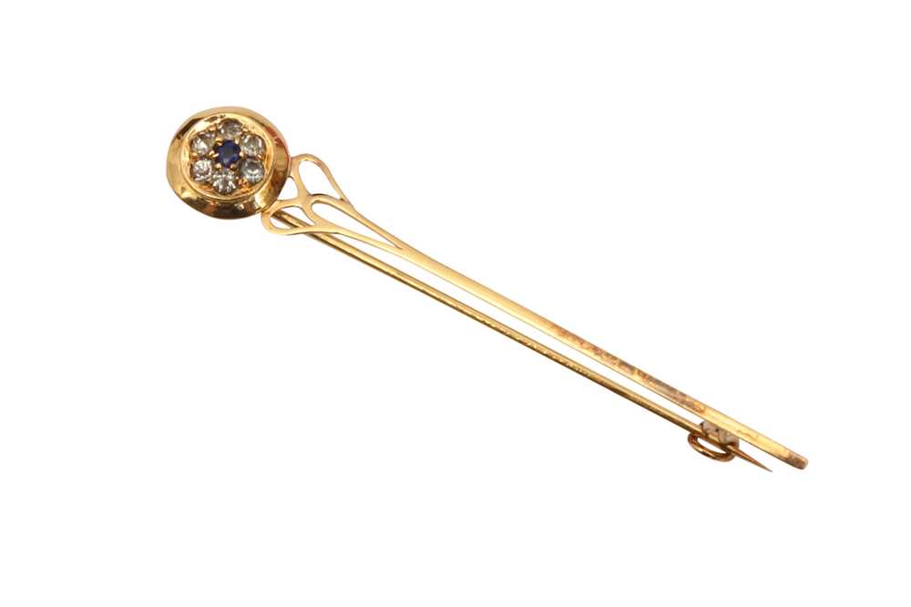 Lot 45 - A CIRCULAR TOP PIN BROOCH