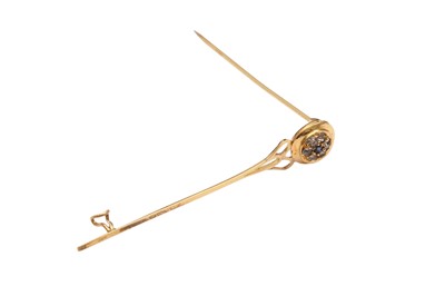 Lot 45 - A CIRCULAR TOP PIN BROOCH