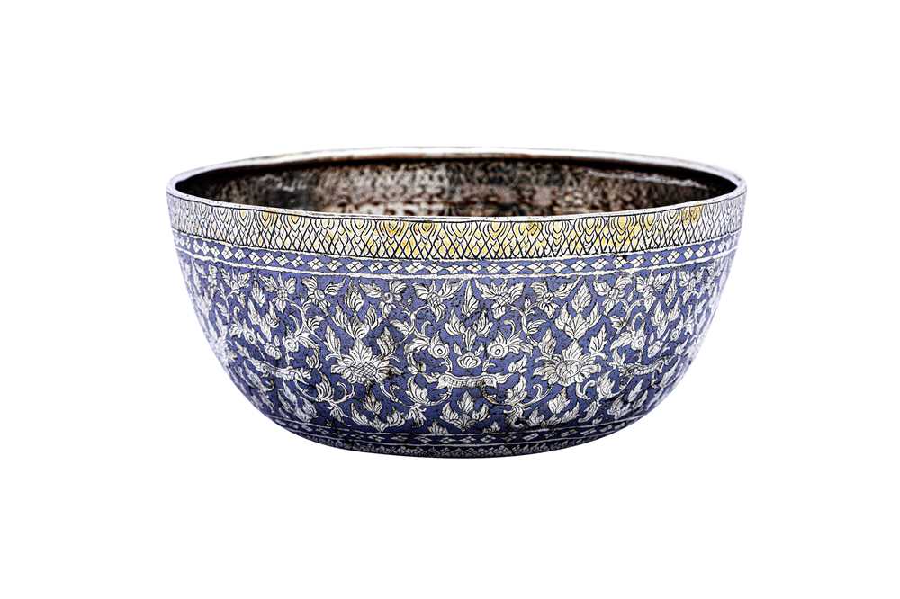 Lot 274 - A SMALL NIELLOED THAI SILVER BOWL