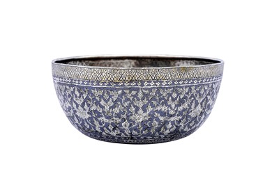Lot 274 - A SMALL NIELLOED THAI SILVER BOWL