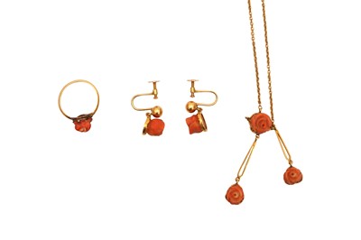 Lot 56 - λ A CORAL NECKLACE, EARRING AND RING SUITE