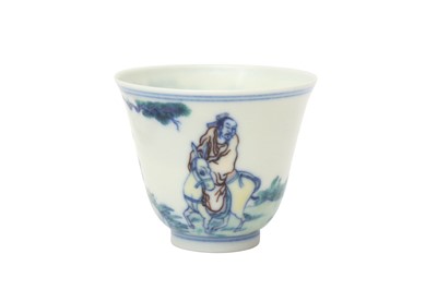 Lot 594 - A CHINESE DOUCAI 'SCHOLAR AND DONKEY' CUP