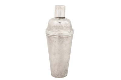 Lot 181 - An early 20th century Chinese export silver cocktail shaker, Shanghai circa 1930 by Xin retailed by Zee Sung
