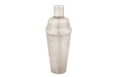 Lot 181 - An early 20th century Chinese export silver cocktail shaker, Shanghai circa 1930 by Xin retailed by Zee Sung