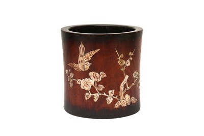 Lot 592 - A CHINESE MOTHER-OF-PEARL-INLAID WOOD BRUSH POT, BITONG