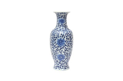 Lot 66 - A CHINESE BLUE AND WHITE 'BLOSSOMS' VASE