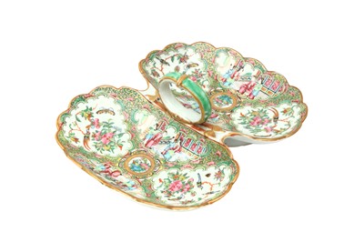 Lot 33 - A CHINESE CANTON FAMILLE-ROSE HORS D'OEUVRE DISH