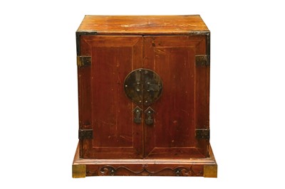Lot 302 - A CHINESE WOOD TABLETOP CABINET