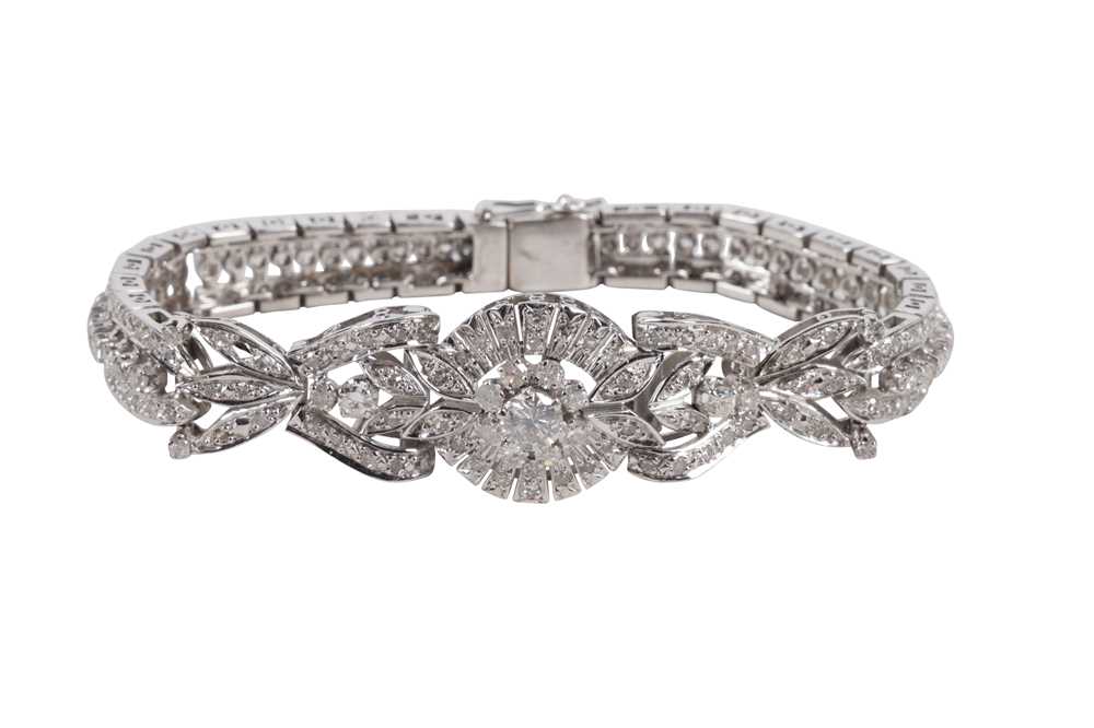 Lot 17 - A DIAMOND BRACELET