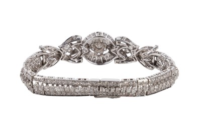 Lot 17 - A DIAMOND BRACELET