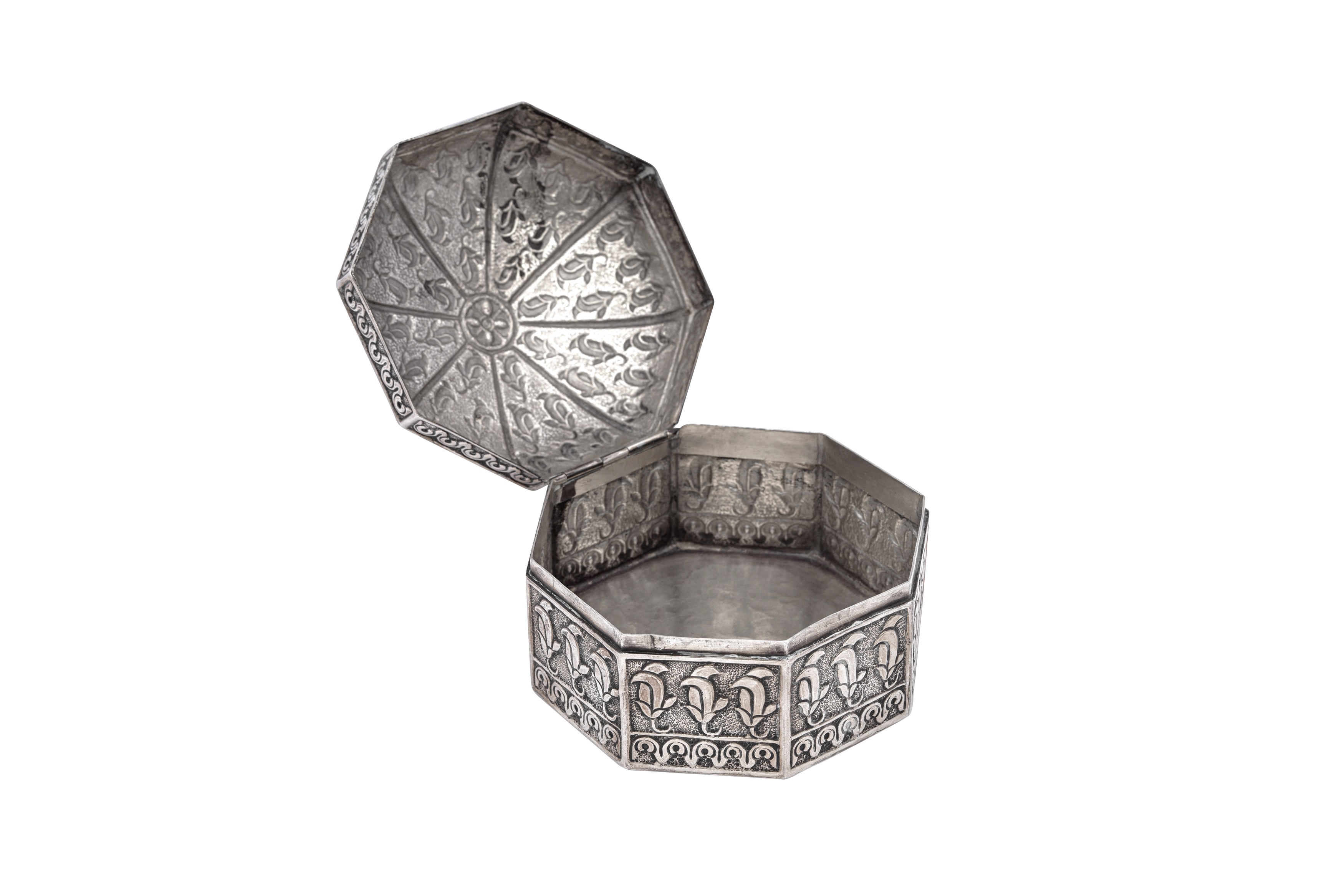 Lot 181 - AN OCTAGONAL INDIAN SILVER PANDAN BOX