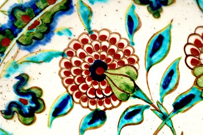 Lot 402 - AN IZNIK-STYLE LACHENAL POTTERY DISH