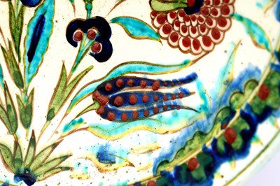 Lot 402 - AN IZNIK-STYLE LACHENAL POTTERY DISH