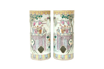 Lot 95 - A PAIR OF CHINESE FAMILLE-ROSE HAT STANDS