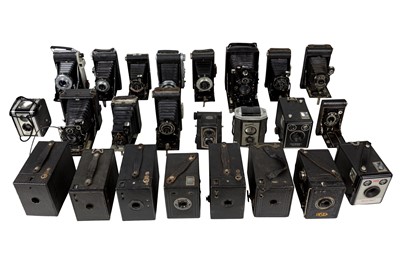 Lot 1222 - A selection of box cameras.