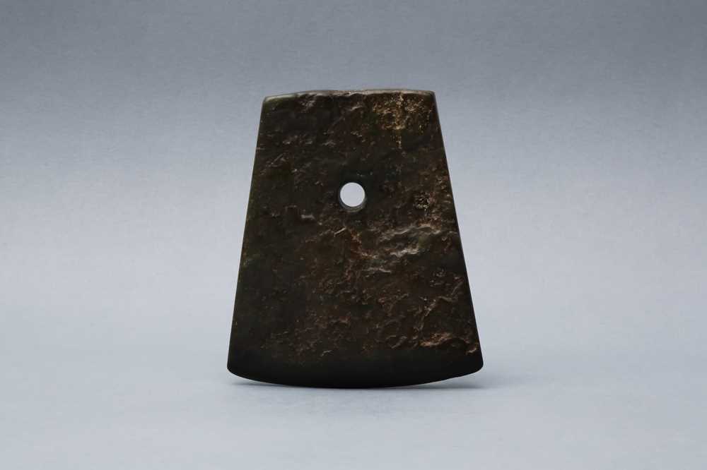Lot 412 - A CHINESE ARCHAIC JADE AXE HEAD, YUE