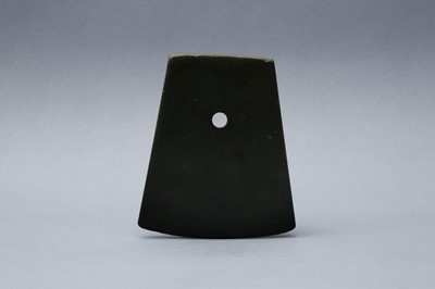 Lot 412 - A CHINESE ARCHAIC JADE AXE HEAD, YUE