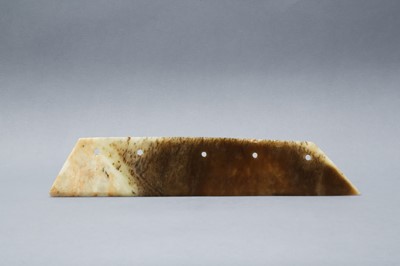 Lot 509 - A CHINESE ARCHAIC JADE CEREMONIAL BLADE, DAO