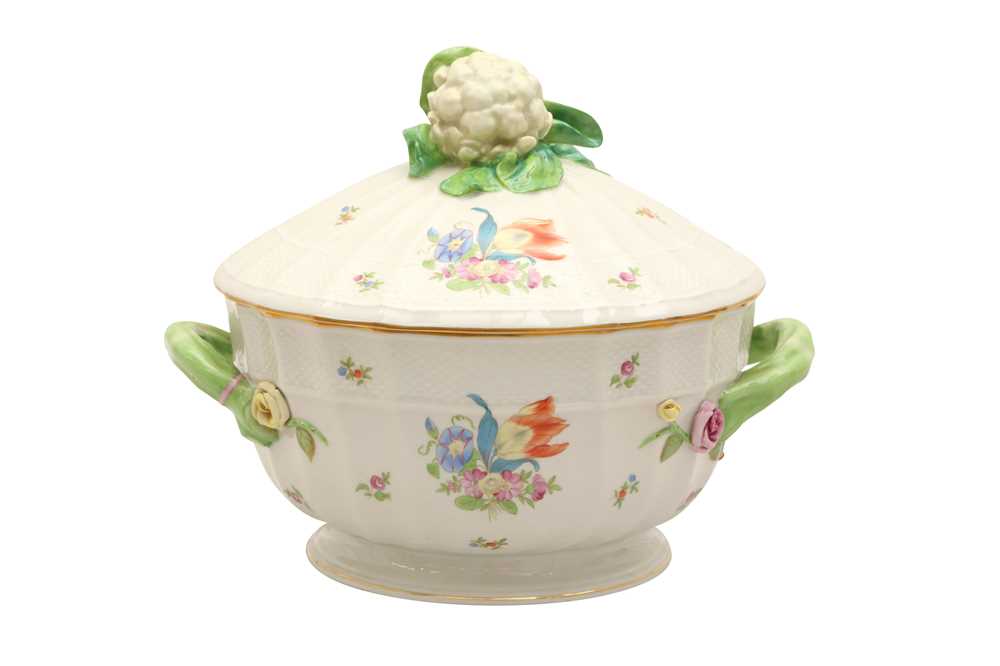 Lot 139 - A LARGE HEREND PORCELAIN TUREEN