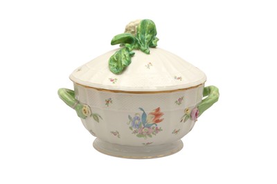 Lot 139 - A LARGE HEREND PORCELAIN TUREEN