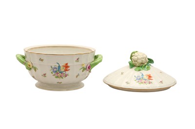 Lot 139 - A LARGE HEREND PORCELAIN TUREEN