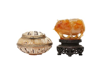 Lot 583 - A SMALL CHINESE AGATE POT AND A SHELL BOX