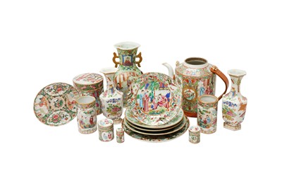 Lot 780 - A GROUP OF CHINESE CANTON FAMILLE-ROSE PIECES