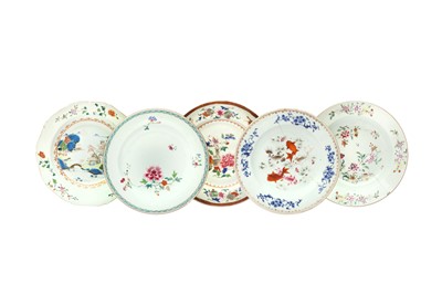 Lot 58 - FIVE CHINESE EXPORT FAMILLE-ROSE DISHES