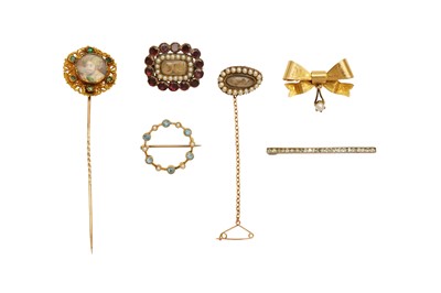 Lot 8 - A GROUP OF BROOCHES AND A STICK PIN