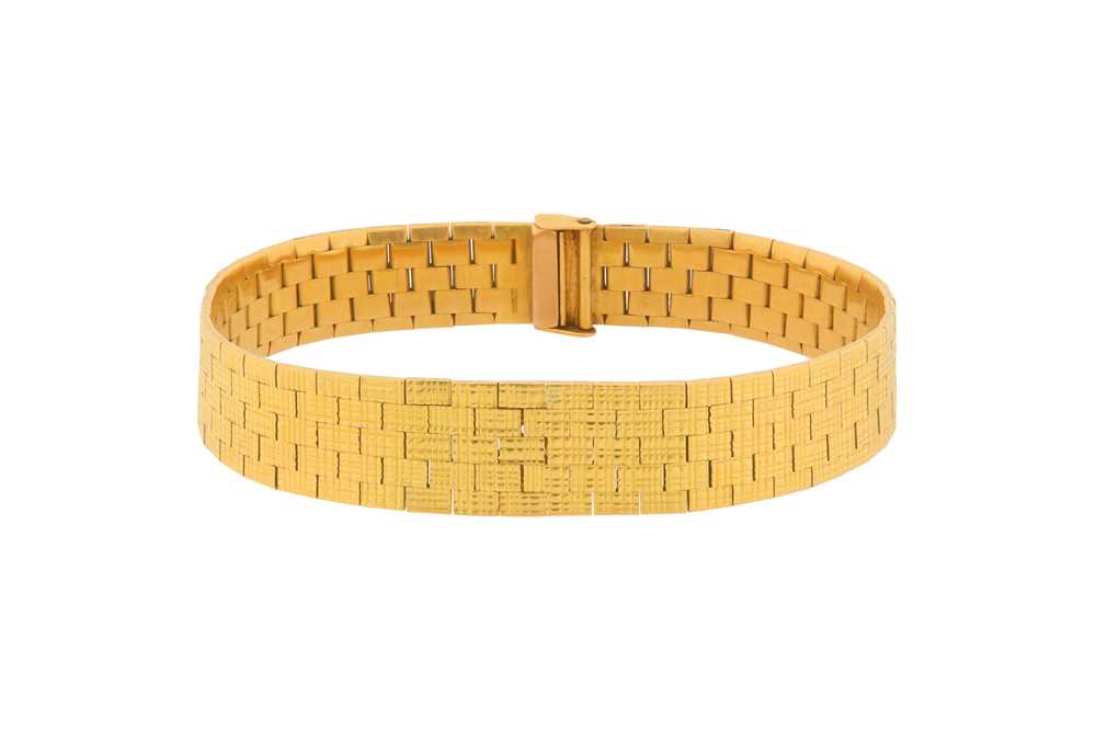 Lot 137 - ROY KING | AN FANCY LINK GOLD BRACELET, CIRCA 1960