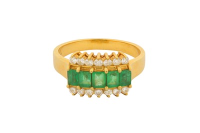 Lot 72 - AN EMERALD AND DIAMOND RING