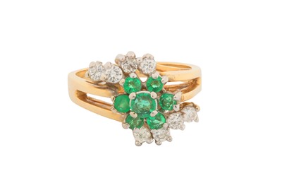 Lot 71 - AN EMERALD AND DIAMOND RING