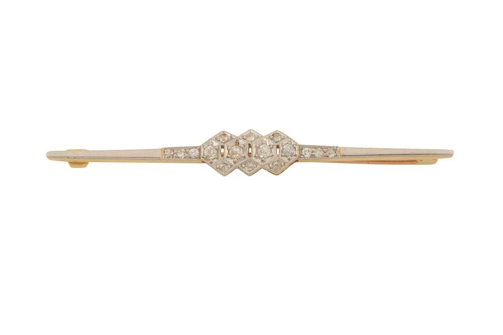 Lot 60 - A DIAMOND BROOCH