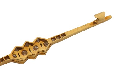 Lot 60 - A DIAMOND BROOCH