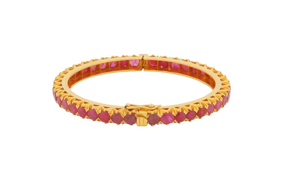 Lot 125 - A RUBY BANGLE