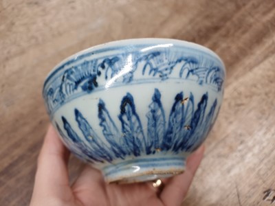 Lot 632 - A CHINESE BLUE AND WHITE BOWL