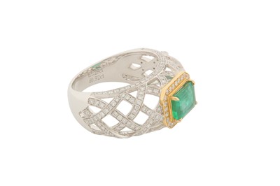 Lot 78 - AN EMERALD AND DIAMOND RING