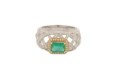 Lot 78 - AN EMERALD AND DIAMOND RING