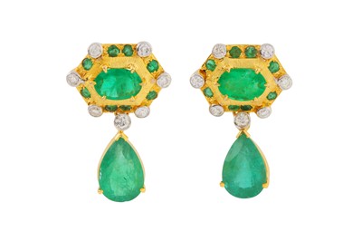 Lot 70 - A PAIR OF EMERALD AND DIAMOND PENDANT EARRINGS