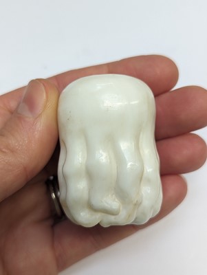 Lot 910 - A CHINESE CONCH SHELL SNUFF BOTTLE