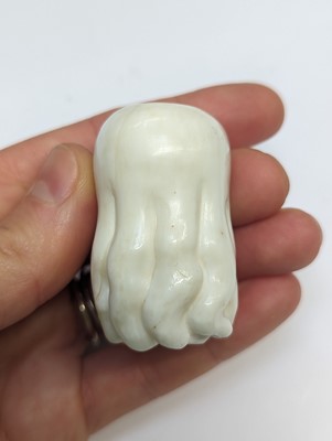 Lot 910 - A CHINESE CONCH SHELL SNUFF BOTTLE