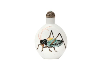 Lot 679 - A CHINESE PORCELAIN 'CRICKET' SNUFF BOTTLE