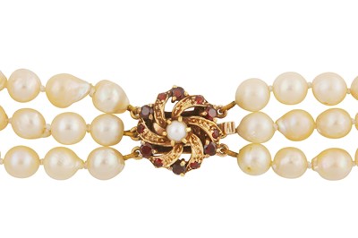 Lot 223 - A THREE STRAND PEARL NECKLACE
